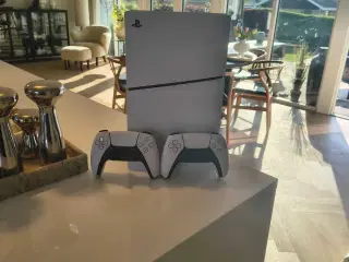PlayStation 5 Slim med to controllere - NY