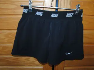 Nike shorts med inder bukser str 146