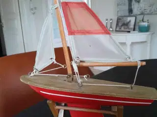 ældre modelskib sælges, 23 cm. lang og 28 cm høj
