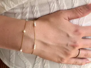 Fint 8 karat guld armbånd med perler. 