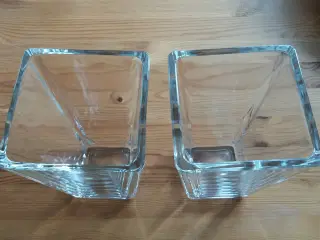 2 tunge vaser i formpresset glas.
