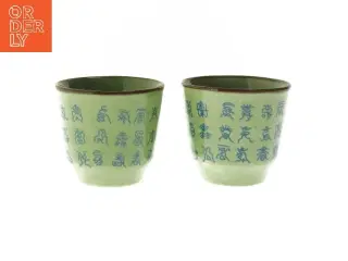Grønne keramikkopper med blå skrift (str. Ø 8x7,5 cm)