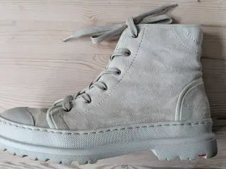 Lloyd ankelstøvler i ruskind. 