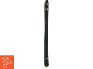 Sort læderbælte med guldfarvede detaljer fra A. C. Bang (str. Længde. 80 cm. b. 5. cm)