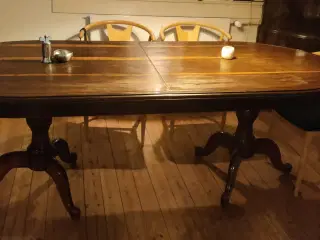 Spisebord i hårdtræ