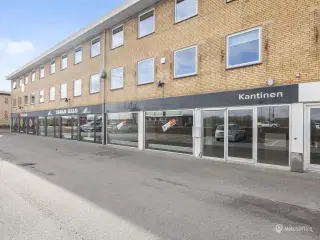 Showroom med facade mod Viby Ringvej