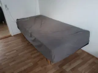 Seng samt knagerække
