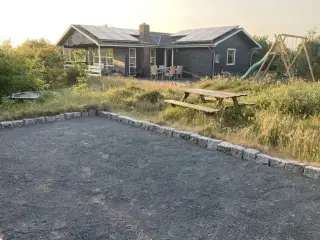 Unikt aktivitetshus p� en stor lyst skovgrund n�r golfbane ved Vesterhavet.