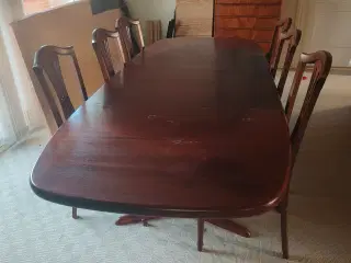Spisebord med spisebordsstole 