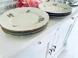 Vintage tallerkner med patina 7 stk