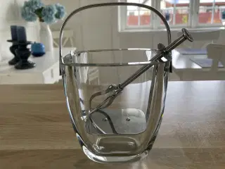 Isterninge beholder i glas