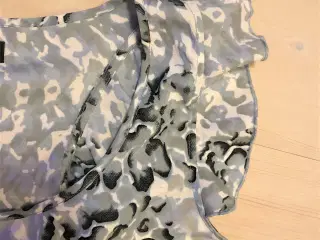 TOP / VEST / TUNIKA / BUSSERONNE med flæser