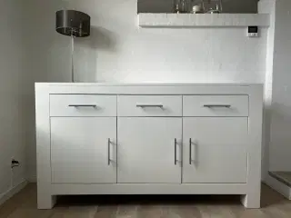 Skænk (Massiv) i hvidmalet Eg