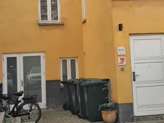 65 m2 lyst og velfungerende værkstedslokale i Søborg udlejes.