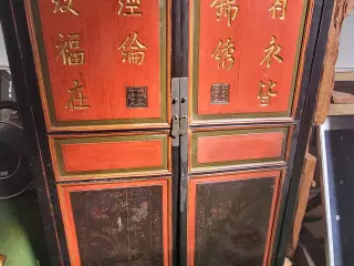 Antikt Kineserskab med skæv låge