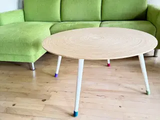 Rundt sofabord i bambusfinér med hvide ben