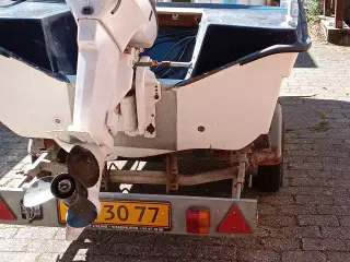 Båd med dobbelt bund, 40 hk motor og trailer