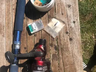 Fiskestang med hjul og tilbehør