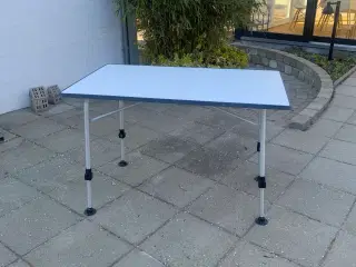 Camping bord med justerbar ben sælges