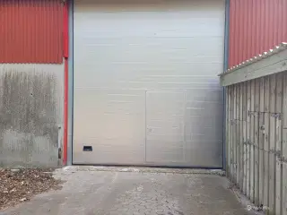 220 m2 Lager med stor elektrisk port. Ledig pr. 1 april 2026