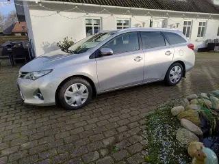 Toyota auris stc 2.0 årg 2015