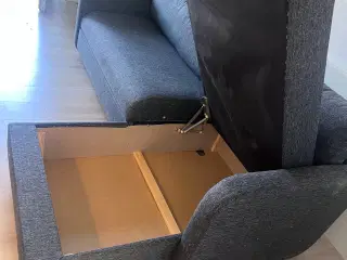 Sovesofa i mørke grå stof