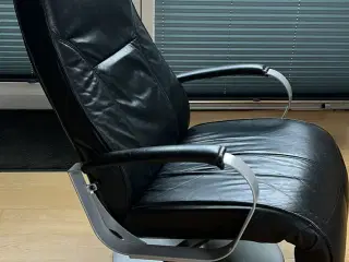 Sort Læder drejestol med indbygget fod skammel