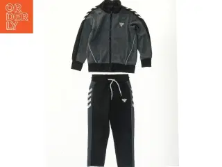 Træningssæt med jakke og bukser fra Hummel (str. 104)