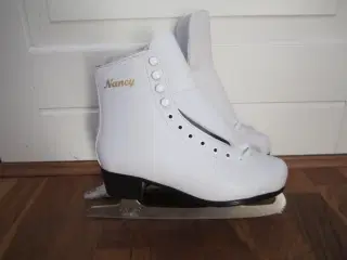 SUPER FLOTTE NYE KUNSTSKØJTER. BYD.