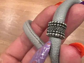 Smukt pilgrim armbånd med 3 charms 