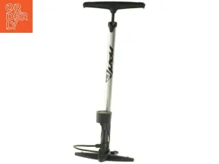 Cykelpumpe med trykmåler (str. 62x24 cm)