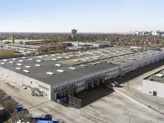 Højloftet lager m. 26 porte