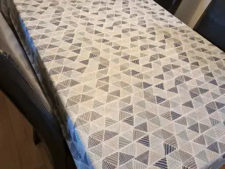 Spisebord  + 4 stole 