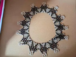 Hals kæde lavet i perler 