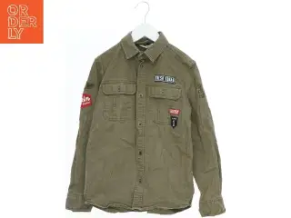 Skjorte med patches fra H&M (str. 146)