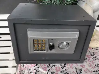 DEJLIGT PENGE/VÆRDI SKAB MED NØGLE