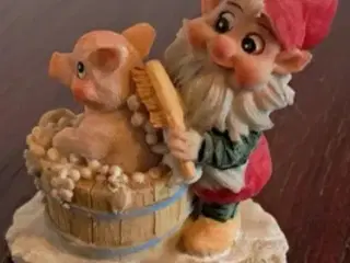 Nisse med gris i bad