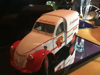 Modelbil 1:18. CITROEN 2CV.