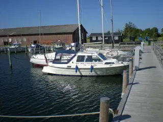 Motorbåd, Bella 702