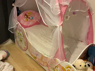 Fin børneseng i Disney tema