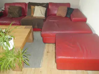 Stor rød lædersofa GIVES VÆK – tilhørende puf sælg