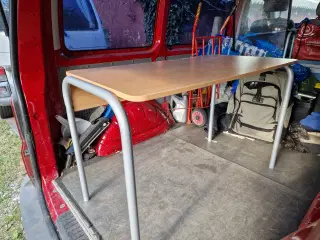 Skrivebord med lys bøg bordplade 