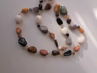 Pæn og velholdt halskæde med agater
