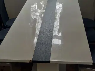 BORTGIVES ** Flot bord til Handymanden