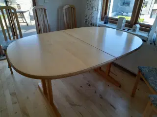 Spisebord i bøg m/2 tillægsplader og 6 stole
