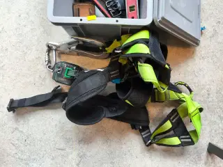 Kasse m. sikringsgrej samt div.