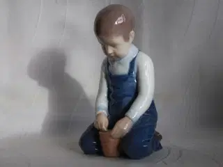 Porcelænsfigur, "Dreng med spand" fra B&G