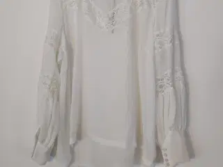 Hvid bluse med blonder str. Xxl