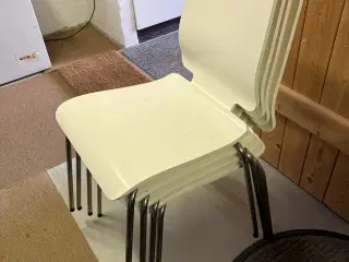 4 stole i hvidt træ.  (stabelbare)