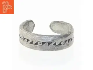 Sølvfarvet armring (str. 44 mm)
